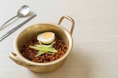 Kore fasulye soslu Anında Erişte salatalık ve haşlanmış yumurta (Jajangmyeon veya Jjajangmyeon) - Kore yemek tarzı