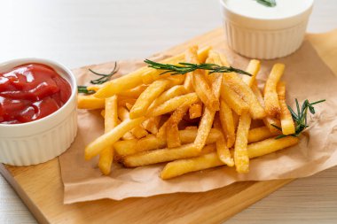 Patates kızartması ya da ekşi krema ve ketçaplı patates cipsi.