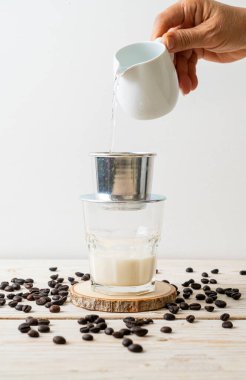 Vietnam tarzında damlayan sıcak sütlü kahve - Saigon veya Vietnam kahvesi