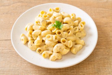 Fırında makarna ve peynir.