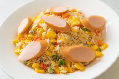 Sosisli pilav ve karışık sebze.