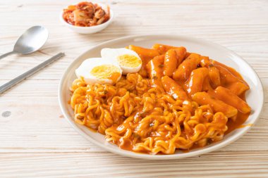 Baharatlı Kore soslu Ramen veya Kore hazır eriştesi ve Tteokbokki - Kore yemeği tarzı