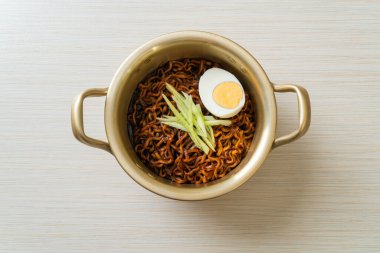 Kore fasulye soslu Anında Erişte salatalık ve haşlanmış yumurta (Jajangmyeon veya Jjajangmyeon) - Kore yemek tarzı