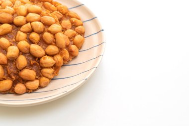 Tayland Kızarmış Fıstık Kurabiyeleri beyaz arka planda izole