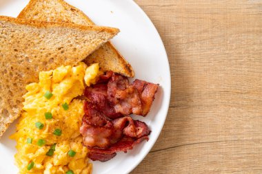 Çırpılmış yumurta, kızarmış ekmek ve kahvaltıda pastırma.