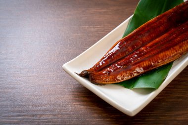 Izgara yılan balığı ya da soslu ızgara unagi (Kabayaki) - Japon yemeği..
