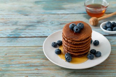 Yaban mersinli ve ballı krep yığını.