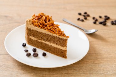 Ev yapımı kahve badem keki beyaz tabakta.