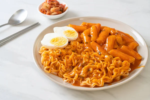 Baharatlı Kore soslu Ramen veya Kore hazır eriştesi ve Tteokbokki - Kore yemeği tarzı