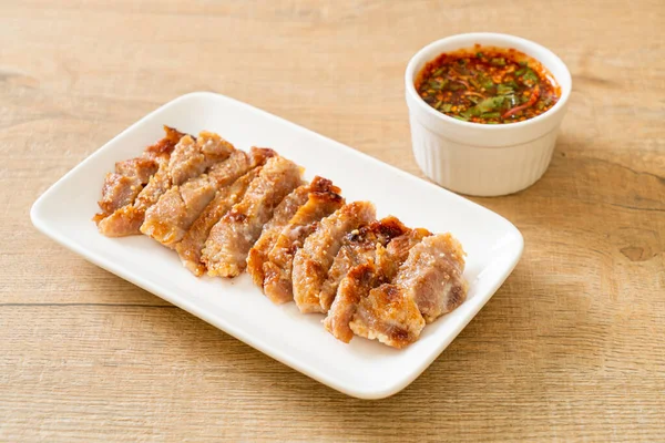 Izgara domuz boynu ya da Tayland baharatlı soslu kömür kaynayan domuz boynu.