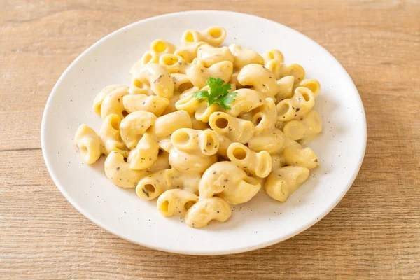 Fırında makarna ve peynir.