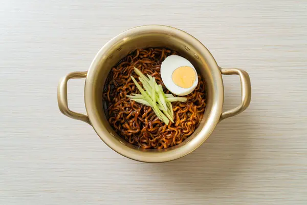 Kore fasulye soslu Anında Erişte salatalık ve haşlanmış yumurta (Jajangmyeon veya Jjajangmyeon) - Kore yemek tarzı