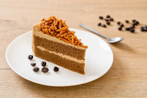 Ev yapımı kahve badem keki beyaz tabakta.