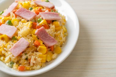 Jambonlu ev yapımı pilav ve karışık sebze (havuç, yeşil bezelye, havuç))