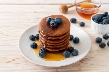 Yaban mersinli ve ballı krep yığını.