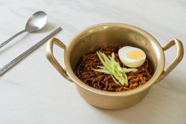 Kore fasulye soslu Anında Erişte salatalık ve haşlanmış yumurta (Jajangmyeon veya Jjajangmyeon) - Kore yemek tarzı