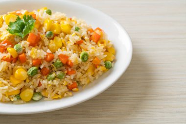 Karışık sebzeli ev yapımı pilav (havuç, yeşil bezelye, mısır) ve yumurta