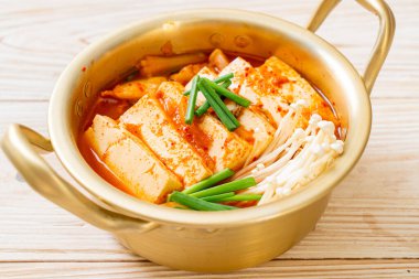 Tofu ve yumurtalı Kimchi Çorbası veya Kore Kimchi Güveci - Kore Yemekleri Geleneksel Tarzı