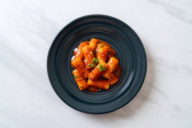 Baharatlı soslu Kore pirinç keki çubuğu (Tteokbokki) - Kore yemeği tarzı