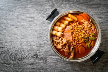 Budae Jjigae ya da Budaejjigae (ordu yahnisi ya da ordu üssü). Kimchi, konserve jambon, sosis, ramen eriştesi ve çok daha popüler Kore usulü sıcak yemek ile dolu.