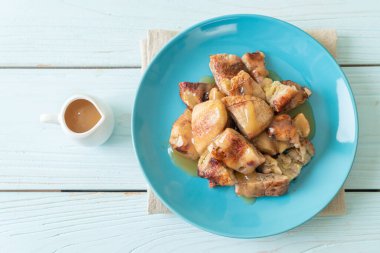 Hindistan cevizi soslu ızgara muz.