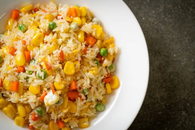 Karışık sebzeli ev yapımı pilav (havuç, yeşil bezelye, mısır) ve yumurta