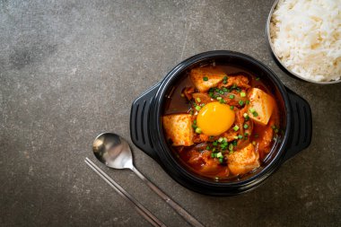 Tofu ve yumurtalı Kimchi Çorbası veya Kore Kimchi Güveci - Kore Yemekleri Geleneksel Tarzı