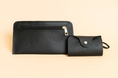 siyah deri el çantası ve siyah deri kart çantası.