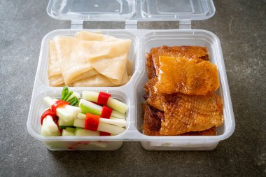 Teslimat kutusunda Pekin Ördeği - Çin yemeği tarzı