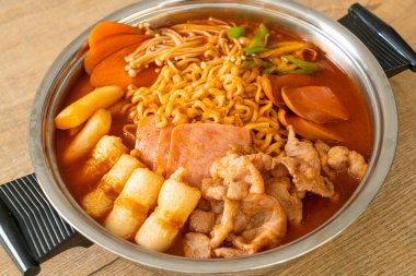 Budae Jjigae ya da Budaejjigae (ordu yahnisi ya da ordu üssü). Kimchi, konserve jambon, sosis, ramen eriştesi ve çok daha popüler Kore usulü sıcak yemek ile dolu.