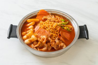 Budae Jjigae ya da Budaejjigae (ordu yahnisi ya da ordu üssü). Kimchi, konserve jambon, sosis, ramen eriştesi ve çok daha popüler Kore usulü sıcak yemek ile dolu.