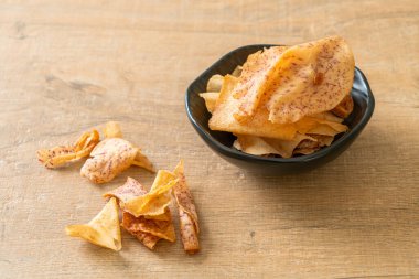 Çıtır Taro cipsi - kızarmış ya da fırında pişirilmiş taro.