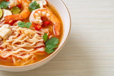 Karidesli baharatlı erişte çorbası (Tom Yum Kung) - Asya yemeği tarzı