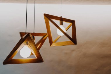 Duvarda asılı güzel lamba süslemesi