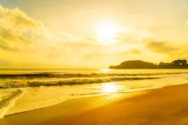 Güneşin doğuşunda ya da batışında güzel ve boş sahil denizi