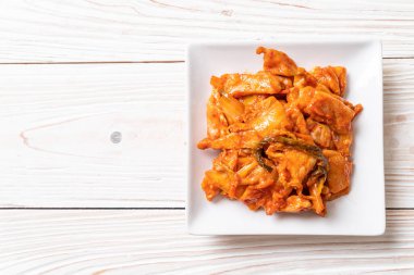 Kore usulü kimchi ile kızartılmış domuz eti.