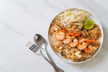 Karides ve lahanalı kızarmış şehriye ya da Pad Thai - Asya yemeği tarzı