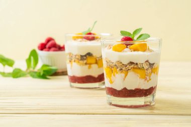 Ev yapımı taze mango ve yoğurt ve granola ile taze ahududu. Sağlıklı yemek tarzı.