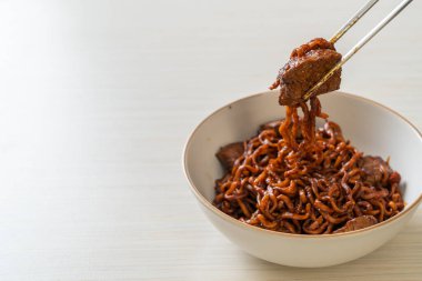 Jjapaguri ya da Chapaguri, Kore Kara Fasulye Baharatlı Erişte - Kore usulü