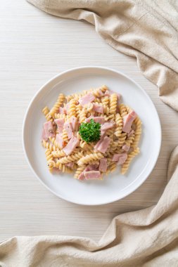 İtalyan usulü jambonlu spiral makarna ve mantar kreması sosu.