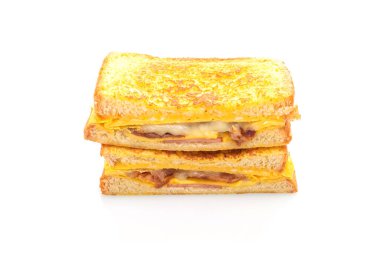 Fransız tostlu jambonlu peynirli sandviç ve beyaz arka planda yumurta.