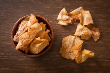 Çıtır Taro cipsi - kızarmış ya da fırında pişirilmiş taro.