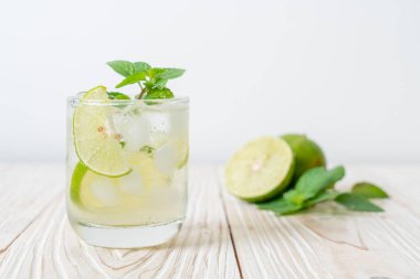 Naneli buzlu limonlu soda, ferahlatıcı içecek.