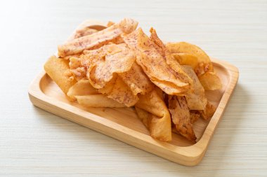 Çıtır Taro cipsi - kızarmış ya da fırında pişirilmiş taro.