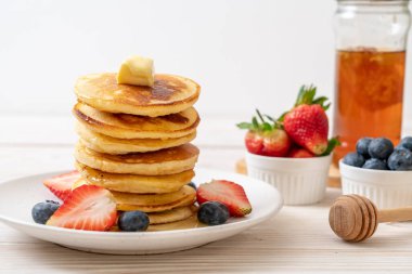 tereyağlı gözleme, çilek, yabanmersini ve bal