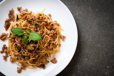 kıyılmış domuz eti ve fesleğen ile tavada kızartılmış acılı spagetti