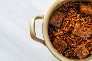 Jjapaguri ya da Chapaguri, Kore Kara Fasulye Baharatlı Erişte - Kore usulü