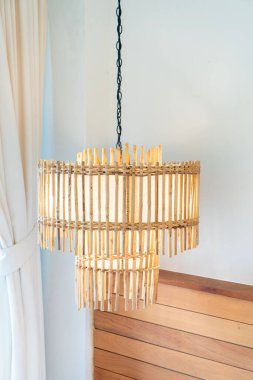 Yatak odasındaki yan yatağın üzerinde asılı duran güzel lamba süsü.