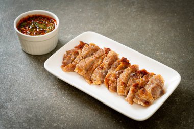 Izgara domuz boynu ya da Tayland baharatlı soslu kömür kaynayan domuz boynu.