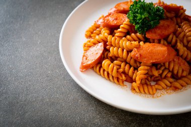 domates soslu ve sosisli spiral ya da spiralli makarna İtalyan yemek stili.